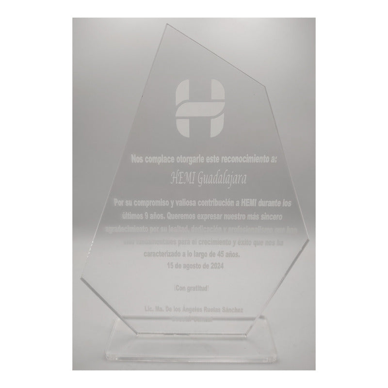 Transparent 15x20 cm engraved acrylic recognition award with laser-etched text and logo, 6mm thick.